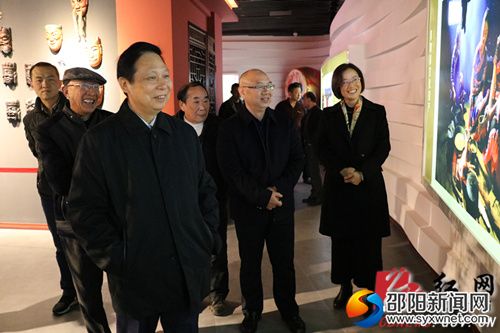 杨泰波一行在民族博物馆调研