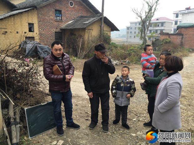 送教下乡老师与残疾学生家长沟通，共同商讨孩子们日后的学习问题