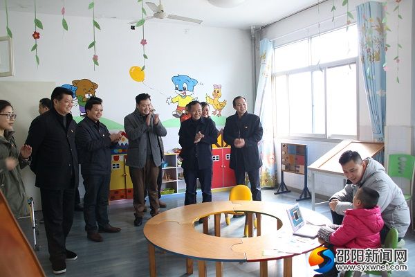 与小朋友互动