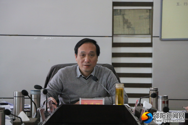 图为县委副书记、县长杨博理主持会议