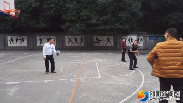 语文组付老师在发球