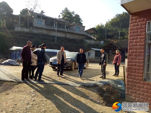 连山村走访慰问贫困户