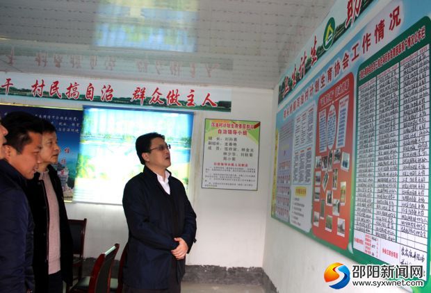 梁文明(右1)在湾头桥镇泻油村计生协会员之家考核检查