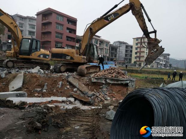 拆除兴隆居委会非法建房