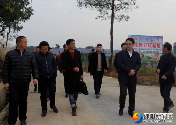 梁文明(右2)在武冈市计生“三结合”项目:“家家康养殖场”检查指导