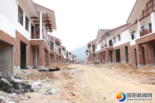 正在建设中的严塘镇白水洞易地扶贫搬迁安置点