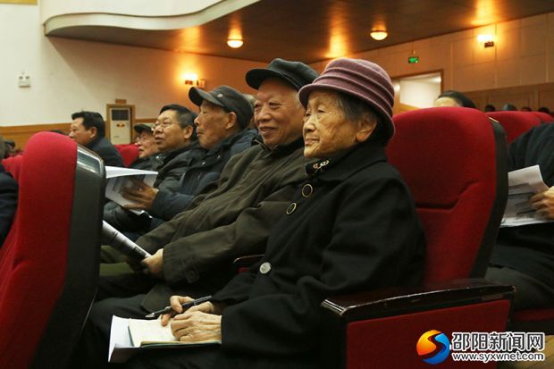 与会离退休干部正在认真聆听讲座精神