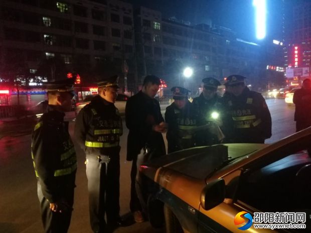 邵东县城市公交管理局执法人员夜间检查出租车