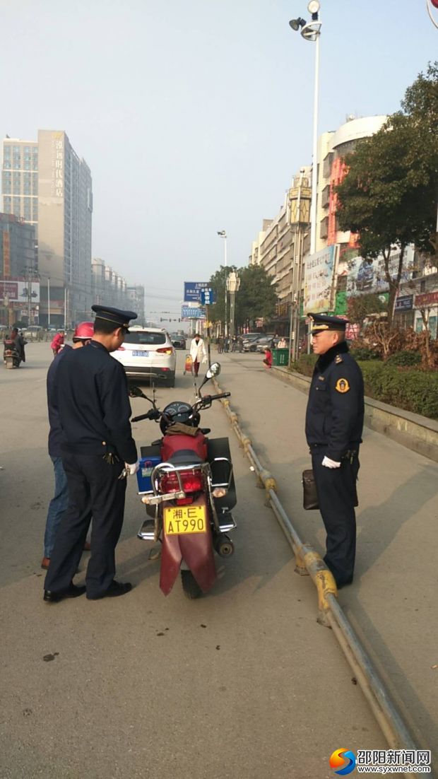 执法人员查扣非法营运的两轮摩托车