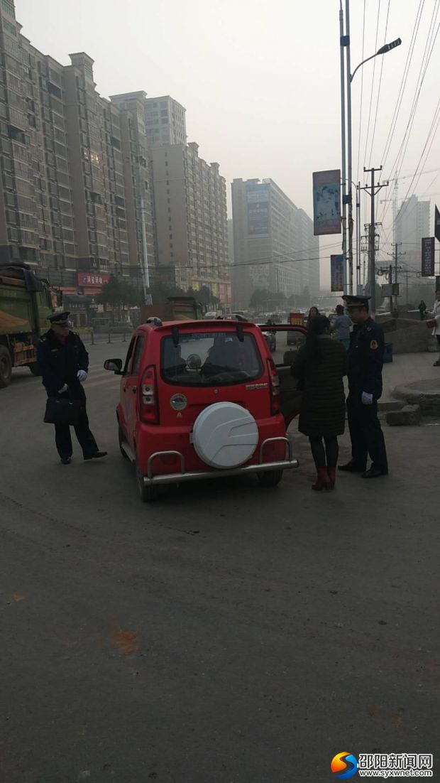 执法人员查扣非法营运的电动车