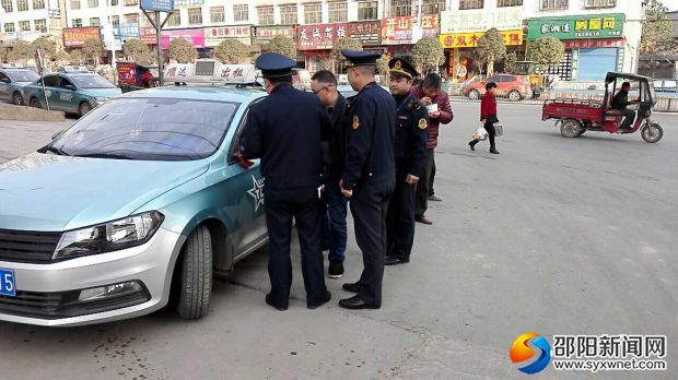邵东县城市公交管理局执法人员检查出租车