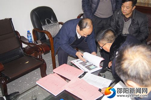 查阅资料现场