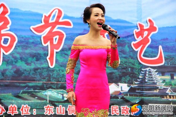 著名歌手蒙丽妃应邀参加演出_副本