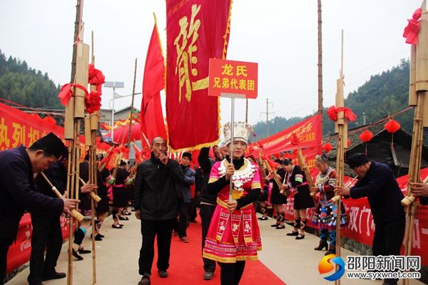 各地代表团参加节庆活动_副本