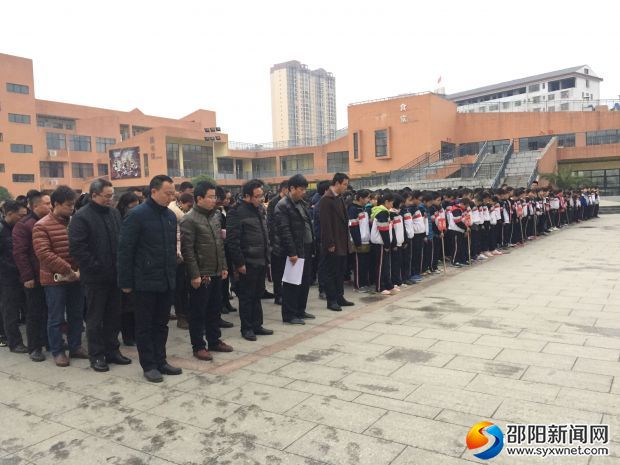 全体师生默哀一分钟。
