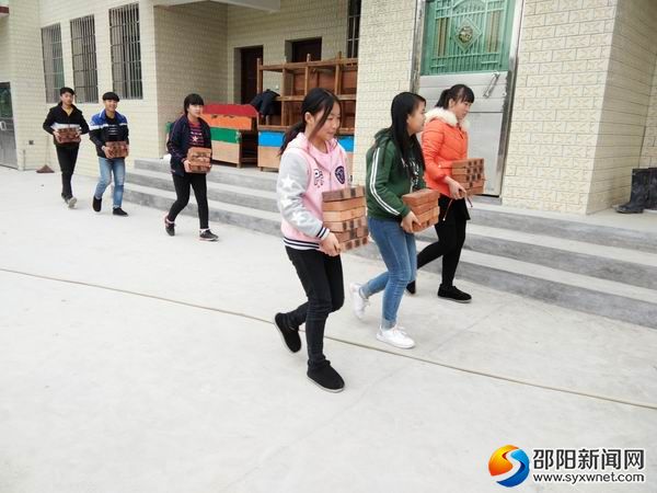 2017年12月12日隆回县石门中学68名团员干做表率 快乐搬砖02