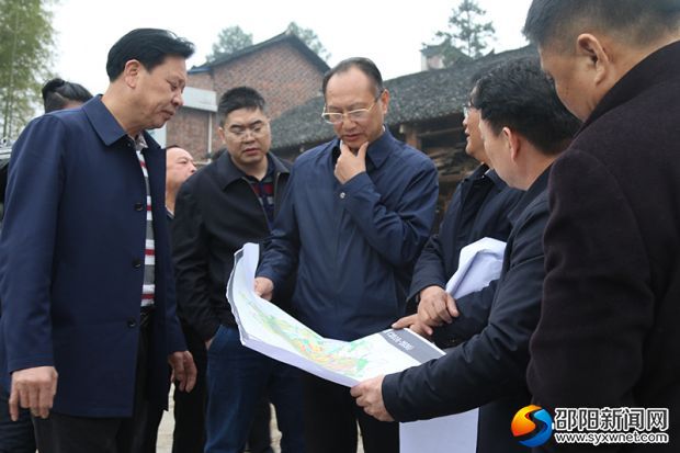 王华正在察看金山路道路施工平面图