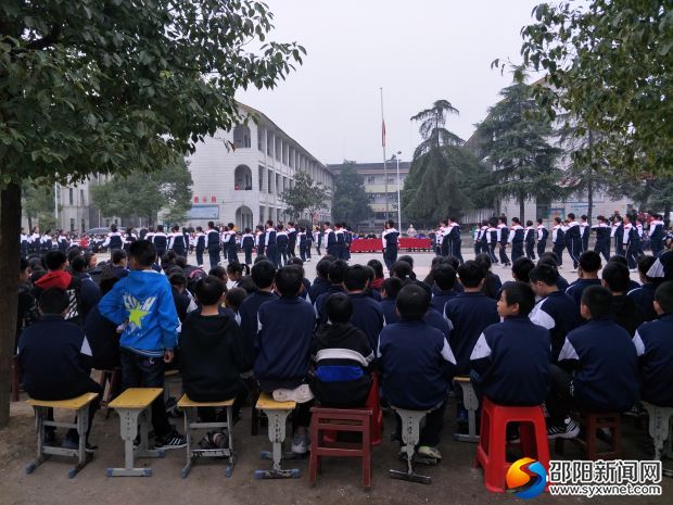同学们在认真观看比赛