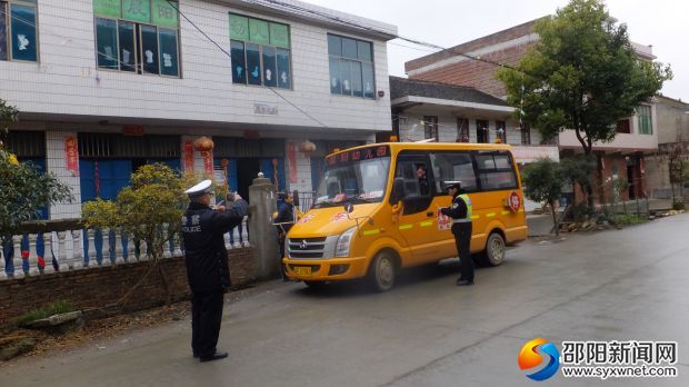 交警队干警在检查校车驾驶资质