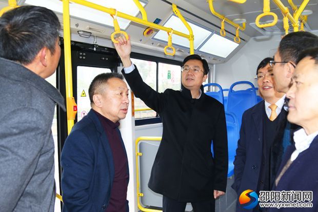 试坐纯电动公交车