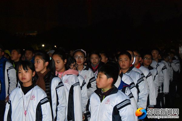 学生认真参与升旗仪式