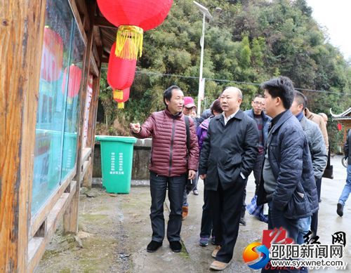 湖南南山国家公园管理局党委书记、城步县委书记罗建南在汀坪横水村察看十九大精神宣传栏
