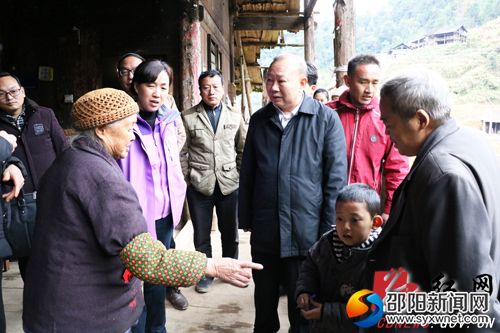 罗建南在太阳村贫困户舒恒忠家关心智障儿童小舒华林重返智障儿童学校就读问题