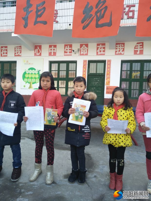 各中队长领取校园拒绝邪教读本