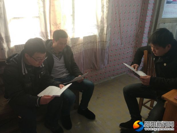 五团司法所正在学习《社区矫正实施办法》