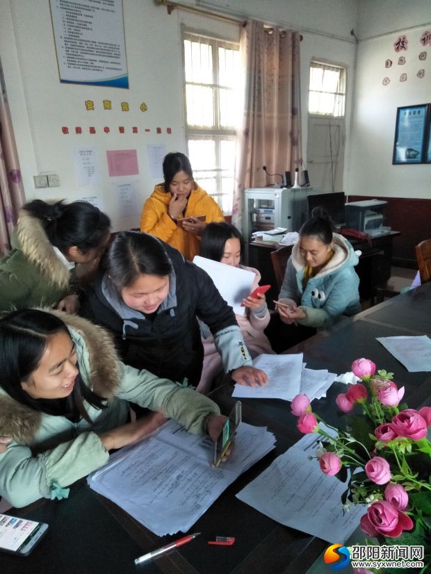 老师们聚在一起选择表演的舞蹈