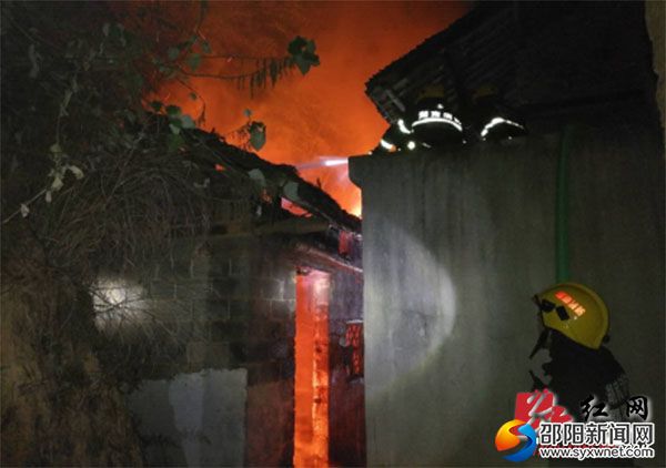 民居深夜起火  干部官兵群众齐上阵