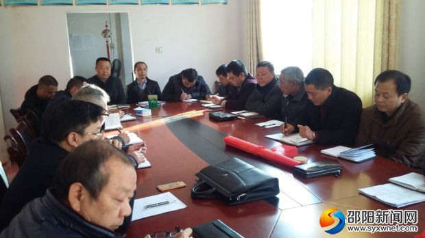 与会人员认真聆听宣讲报告