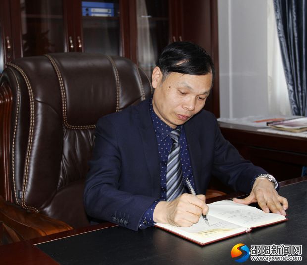 办公时的谢伟琦