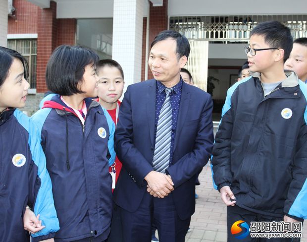 谢伟琦与学生亲切交流