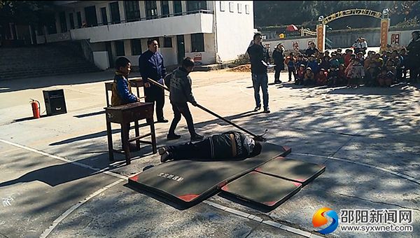 触电救助演示