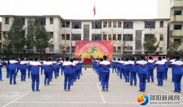 图为学生在比赛中