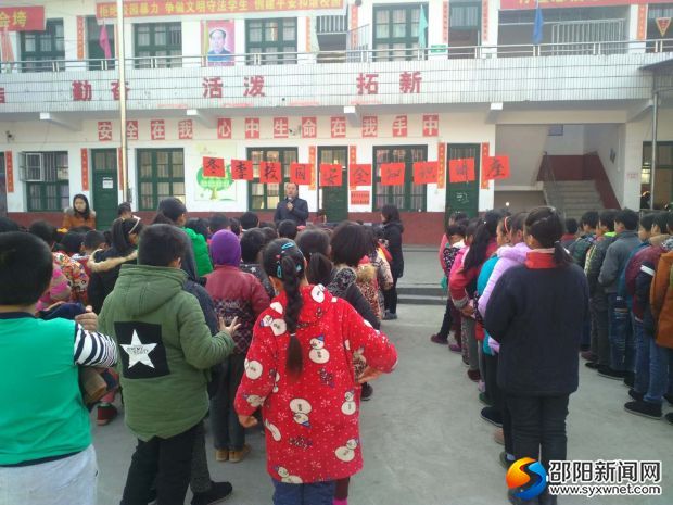 学校校长进行冬季安全知识讲座