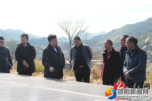 方凯一行察看汀坪乡金童山村光伏发电