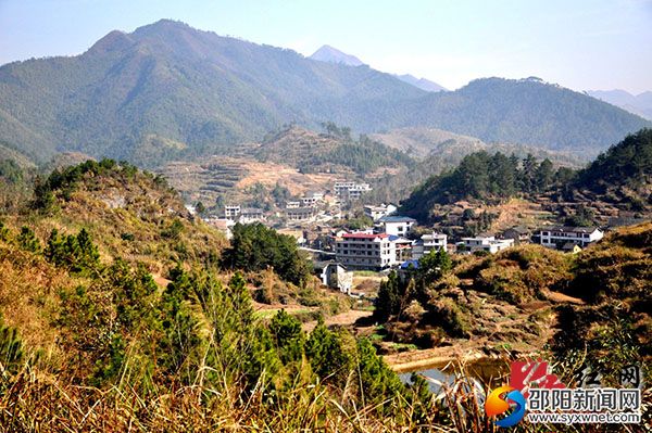 群峰叠翠的白杨村