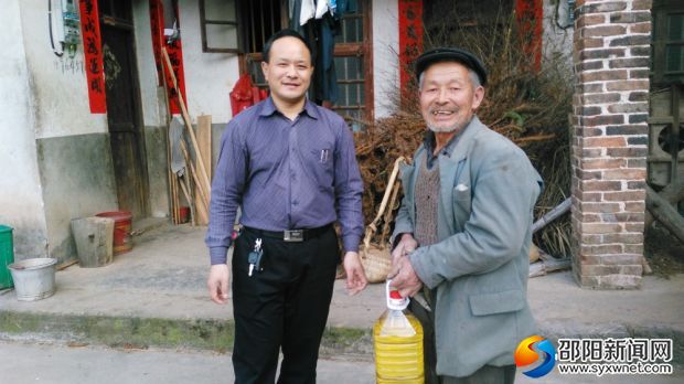 所长为贫困户杨才达送上爱心油