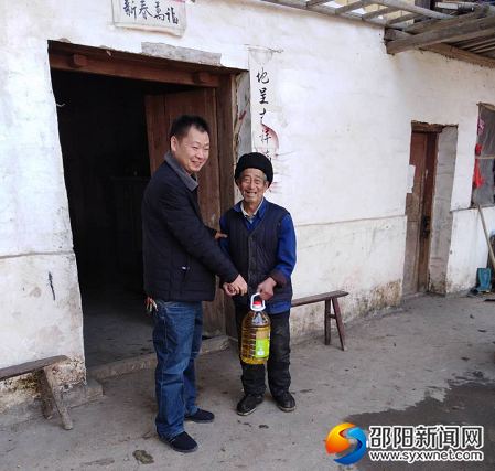 李学斌送食用油
