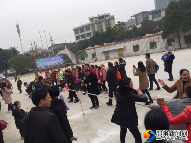 拔河比赛中团结、友爱、拼博的老师们