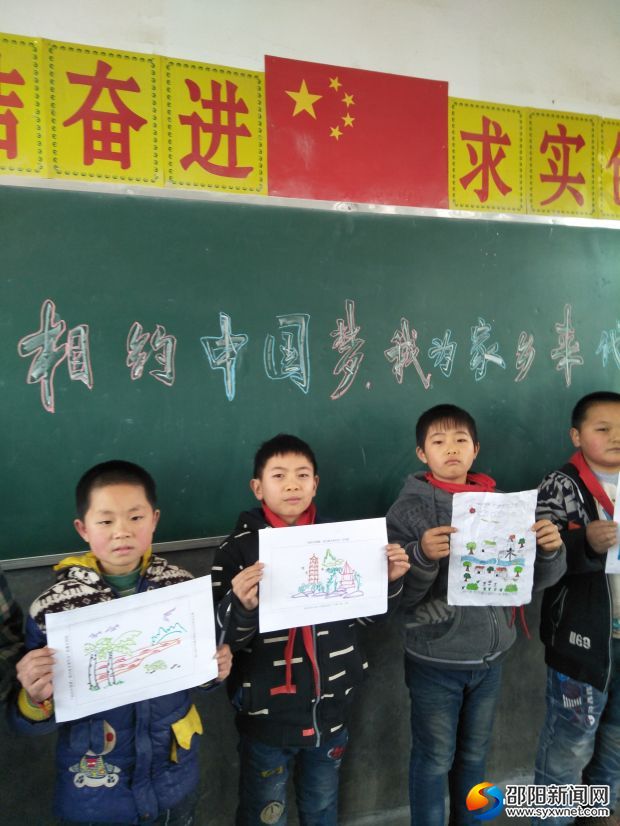 同学们兴奋地展示自己的作品