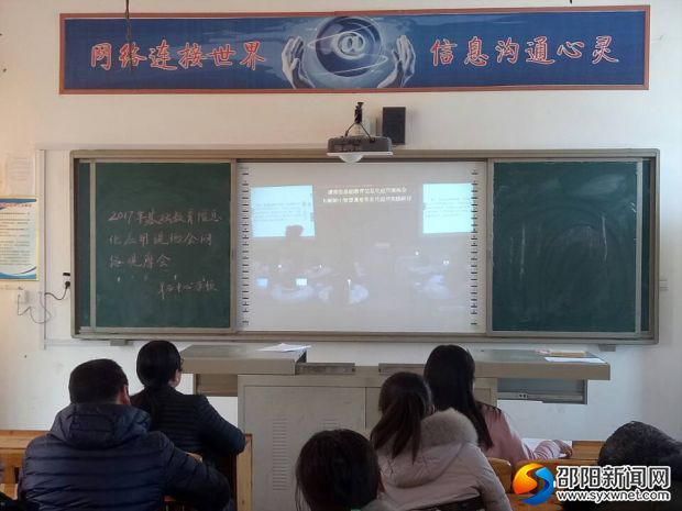 老师们在认真观摩学习