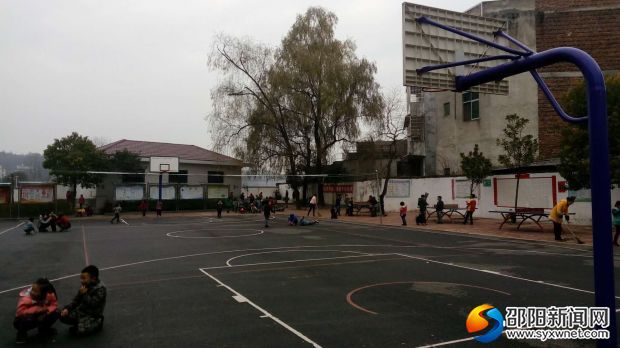 图为该校新装的体育健身器材