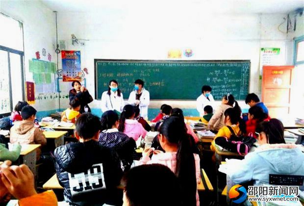 武冈疾控中心医生在乡镇学校开展结核病筛查