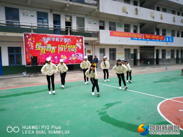 八年级的舞蹈《带你去旅行》充满着青春活力与动感