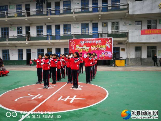 小朋友们的舞蹈活力四射