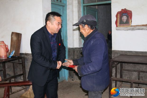 屈领梅慰问贫困户