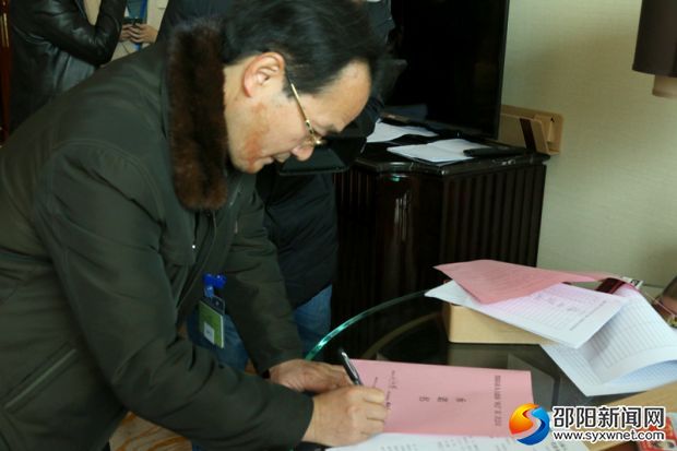 代表们一一签订邵阳市人大政协&ldquo;两会&rdquo;第二次会议&ldquo;承诺书&rdquo; 